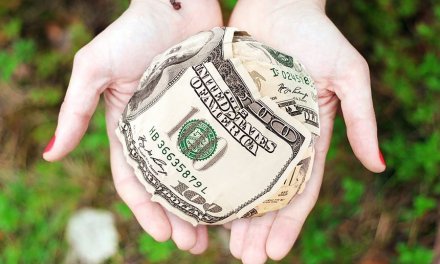 4 Simple Ways Your Family Can Pay It Forward and Teach Your Kids Philanthropy